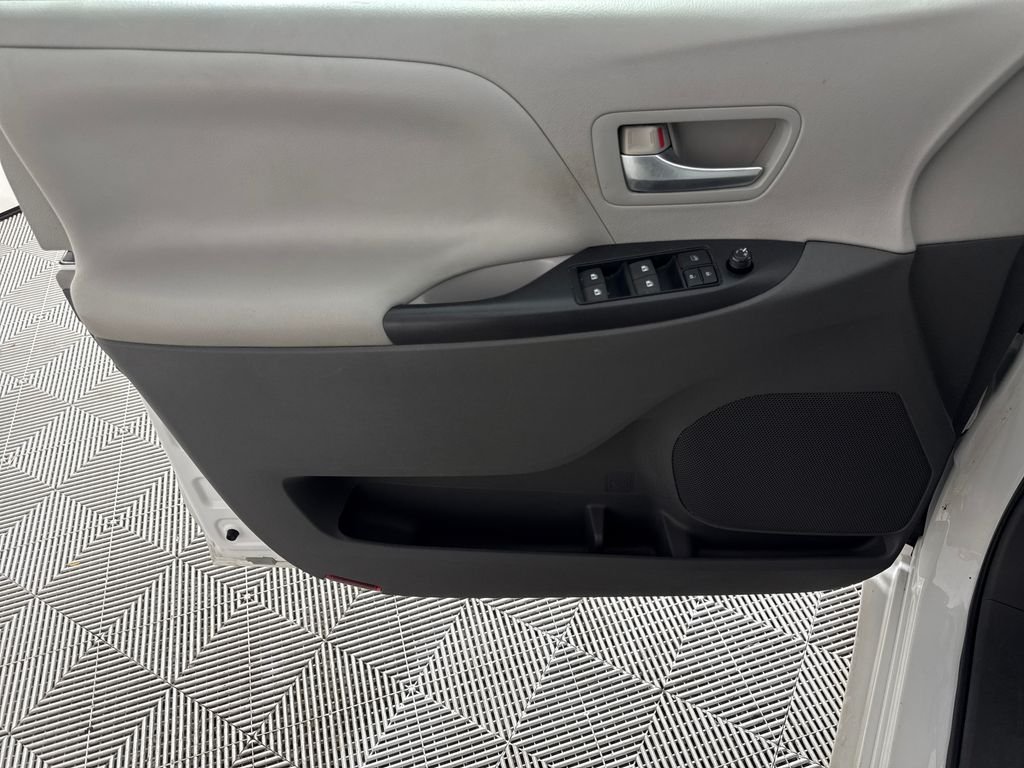 2015 Toyota Sienna LE - Photo 10