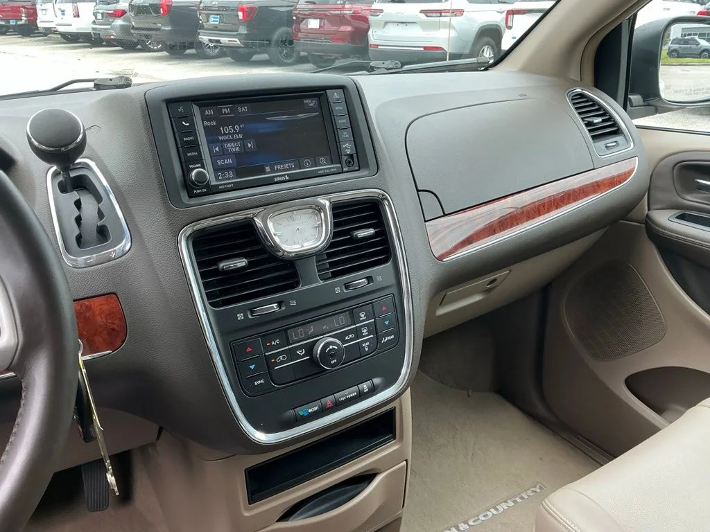 Used 2014 White Chrysler Touring-L image 47
