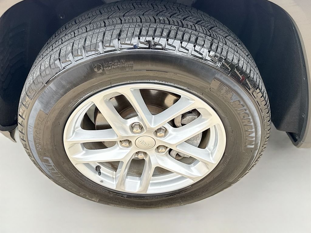 Used 2024 Bright White Clearcoat Jeep Laredo X image 32