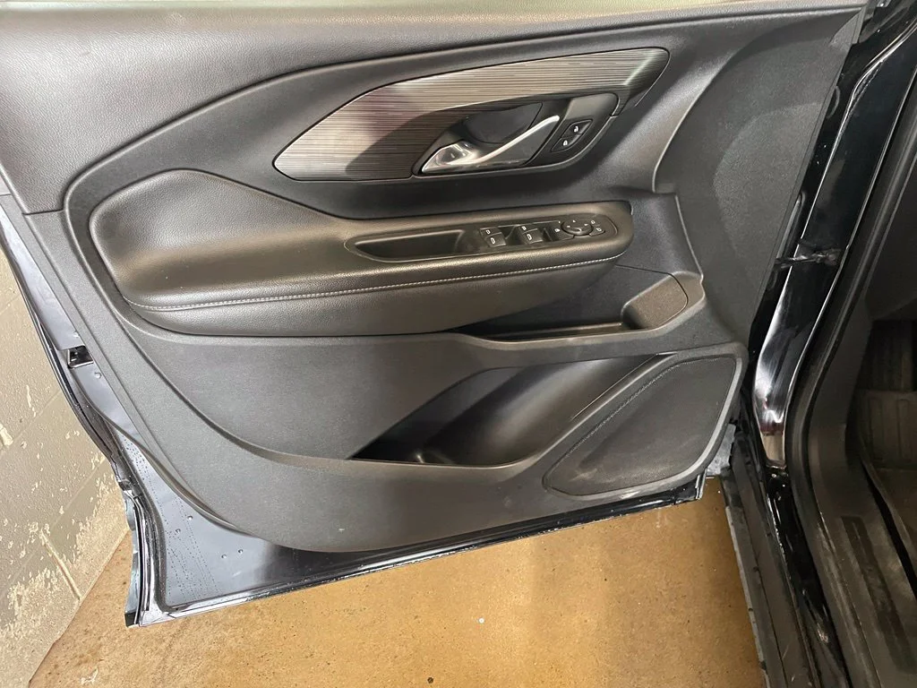 Used 2022 Black GMC SLE image 9