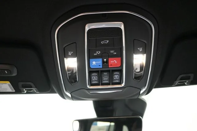 New 2026 Diamond Black Crystal Pearlcoat Jeep Limited image 28