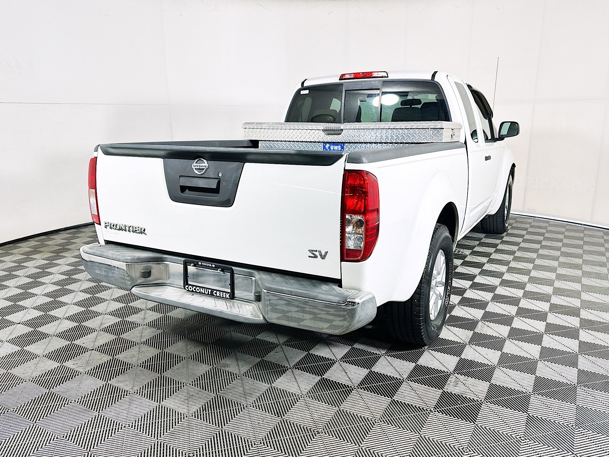 Used 2014 Glacier White Nissan SV image 3