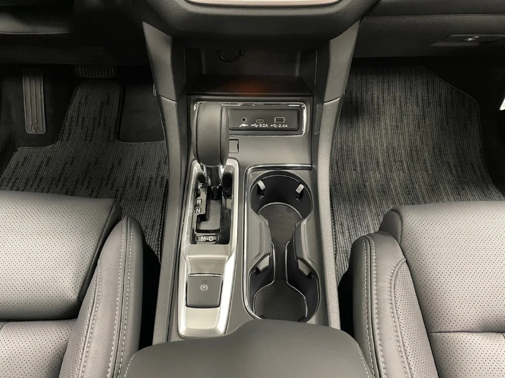 New 2026 CRYSTAL WHITE PEARL Subaru Limited 7-Passenger image 9