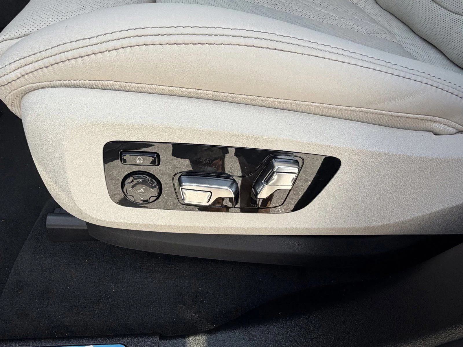 New 2026 Dravit Grey Metallic BMW sDrive40i image 25