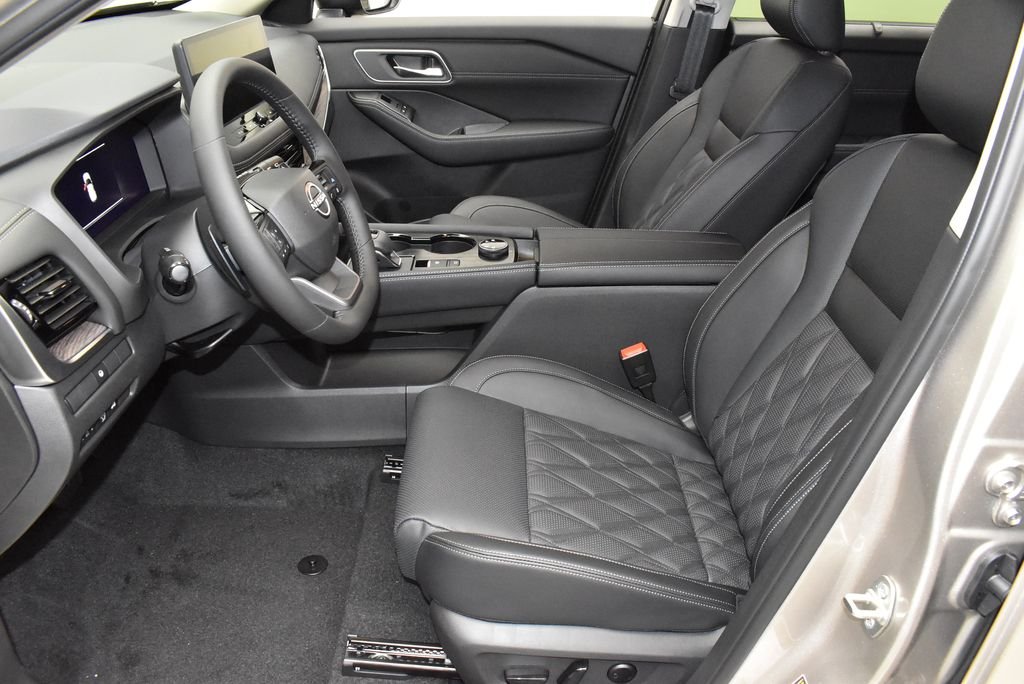 New 2026 Champagne Silver Metallic / Super Black Two-tone Nissan Platinum image 13
