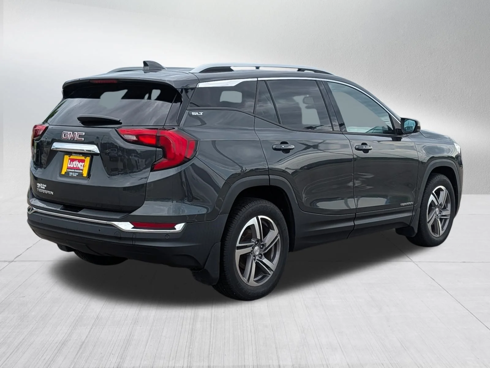 Used 2018 Graphite Gray Metallic GMC SLT image 7