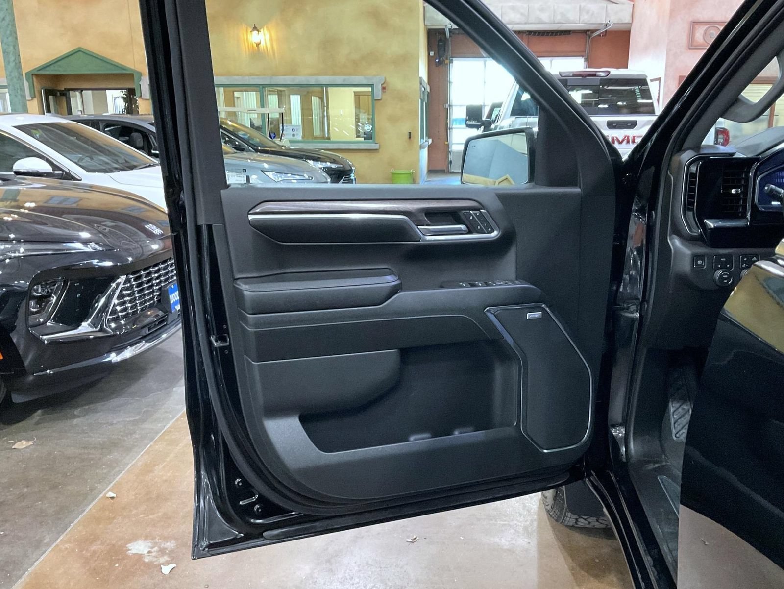 2024 Chevrolet Silverado 1500 LTZ - Photo 9