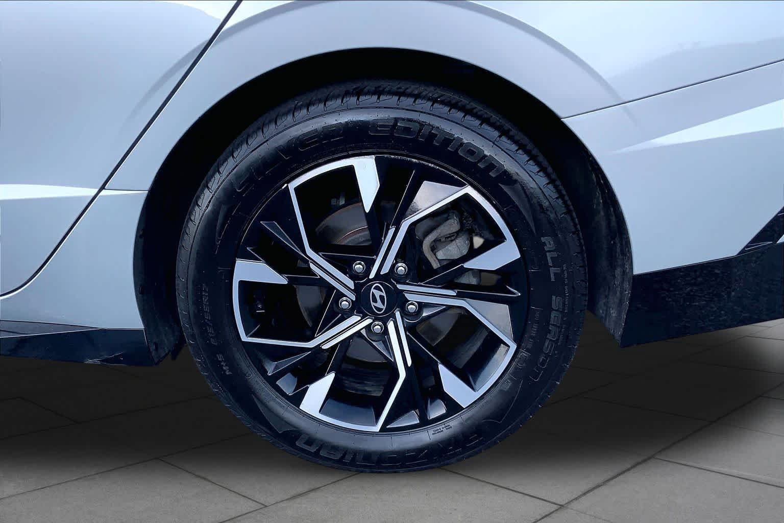 Used 2024 Aero Silver Hyundai SEL image 9