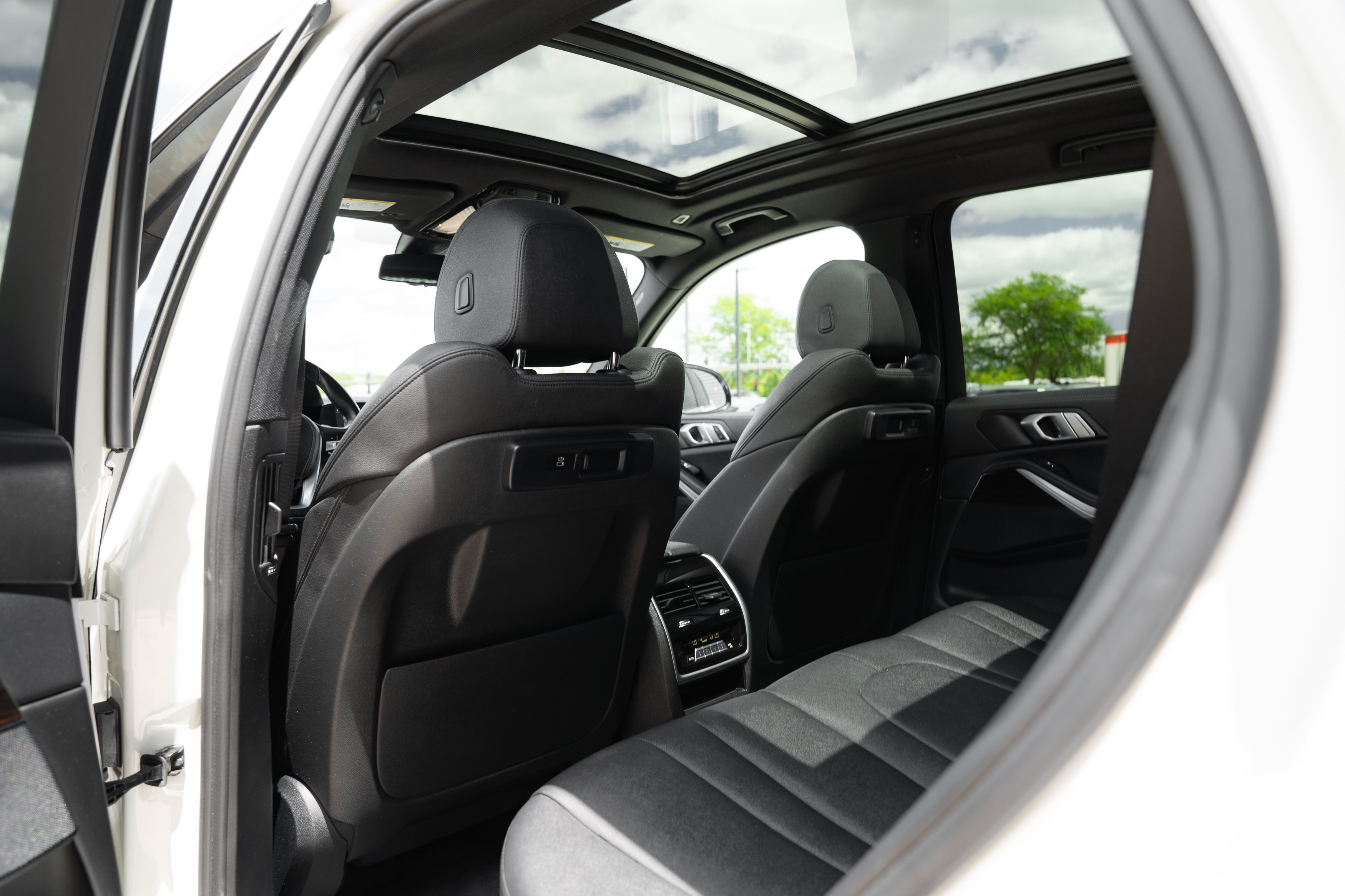 Used 2021 Alpine White BMW xDrive40i image 25