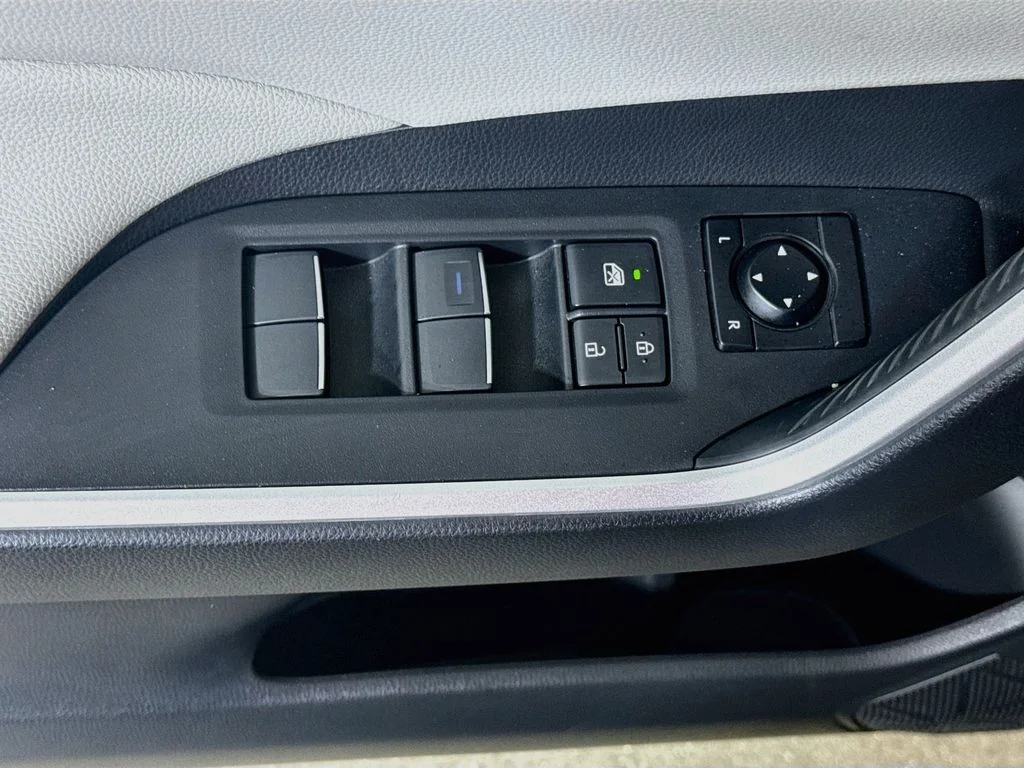 Certified Used 2021 Blizzard Pearl Toyota Hybrid XLE Premium image 17
