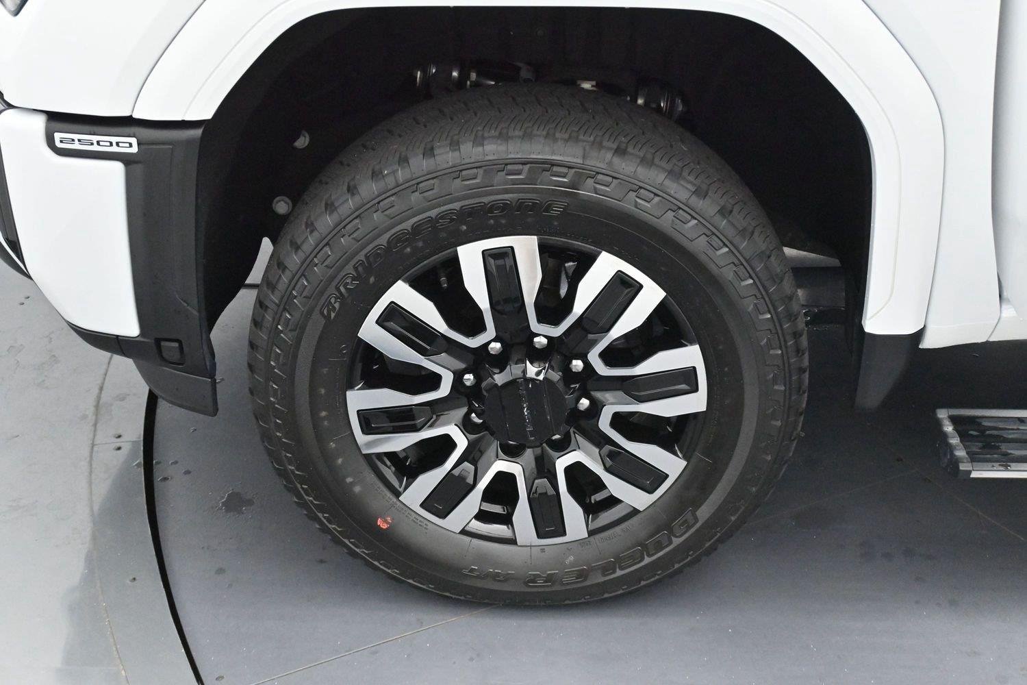 Used 2025 Summit White GMC Denali Ultimate image 34