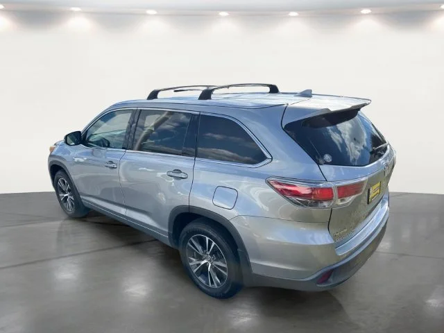 Used 2016 Silver Toyota XLE V6 image 19