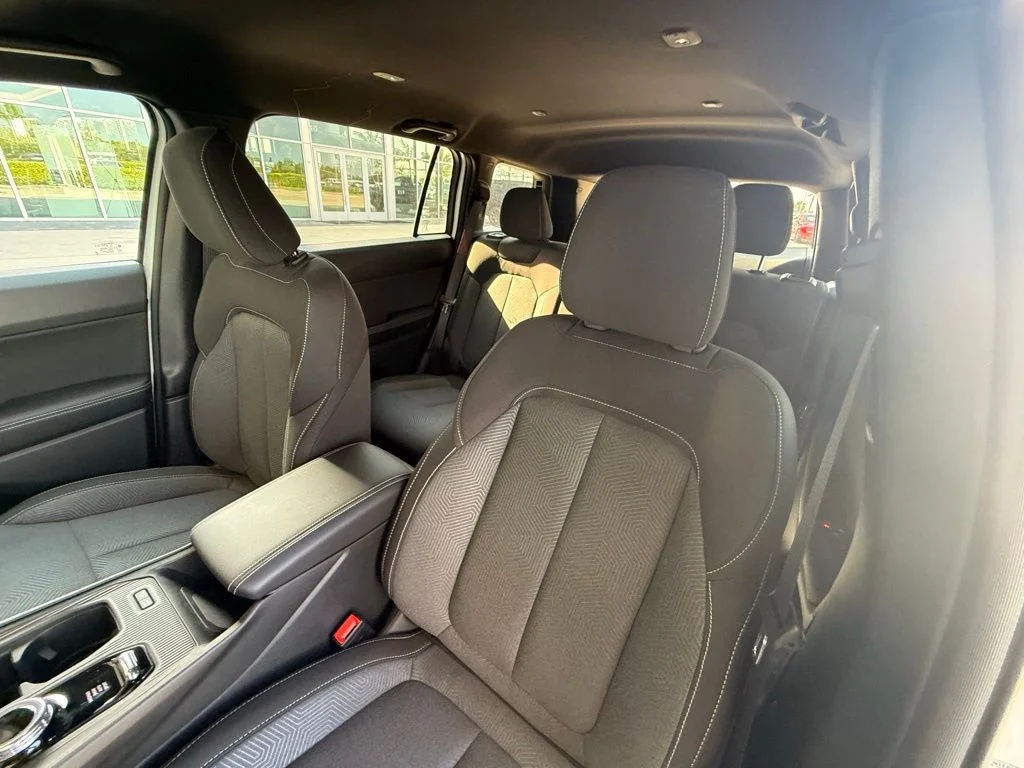 New 2026 Bright White Clear-Coat Exterior Paint Jeep Laredo image 24