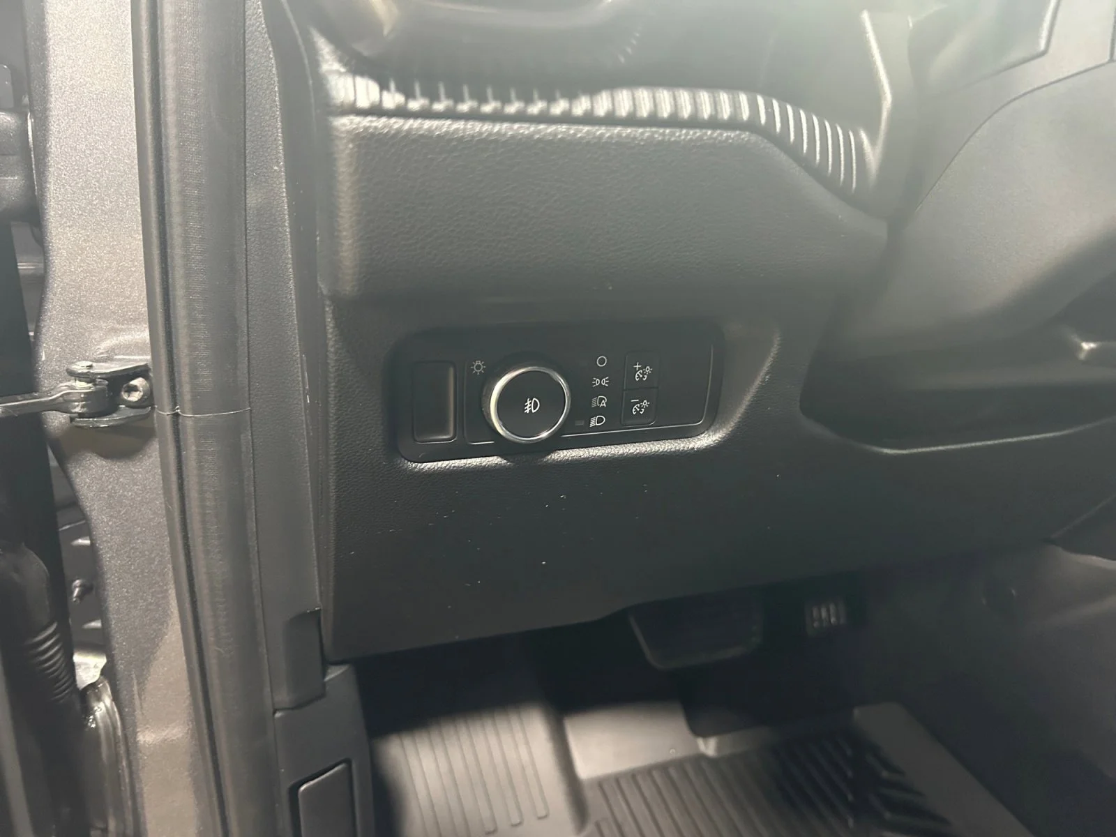 New 2026 Carbonized Grey Metallic Ford XLT image 15