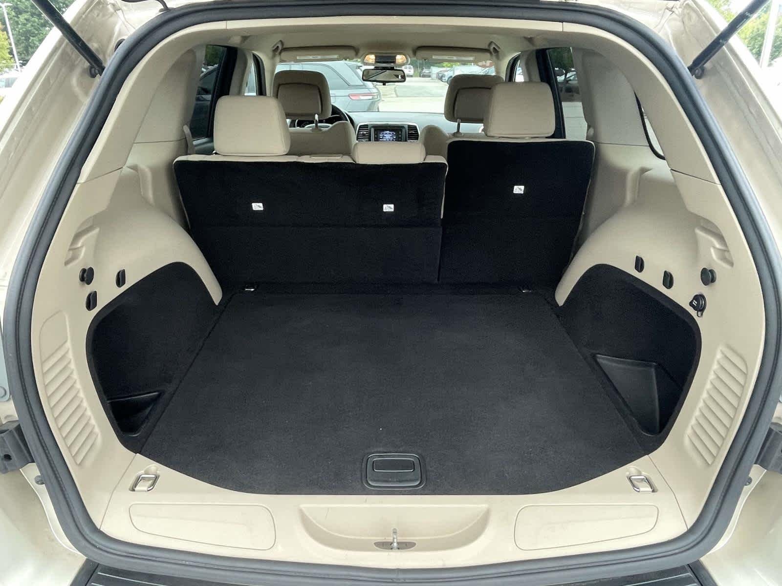 Used 2014 Cashmere Pearlcoat Jeep Laredo image 26