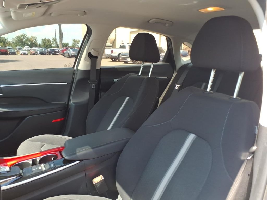 Used 2022 White Hyundai SEL image 15
