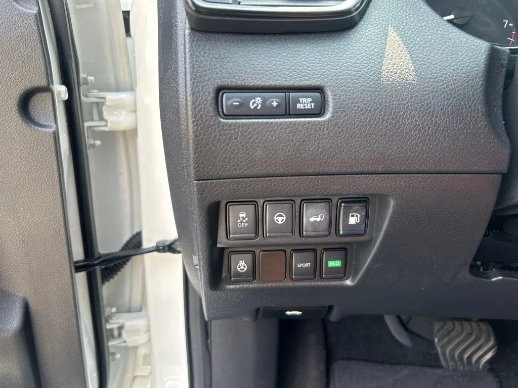 Used 2019 White Nissan SL image 25