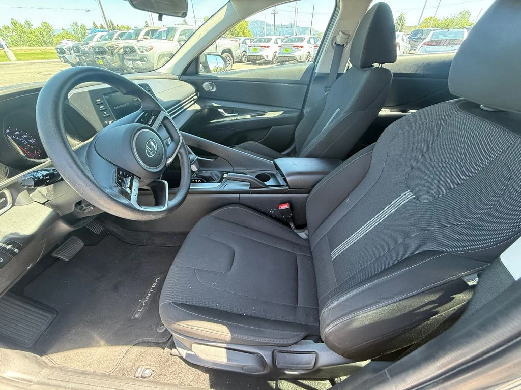 Used 2021 Gray Hyundai SE image 3