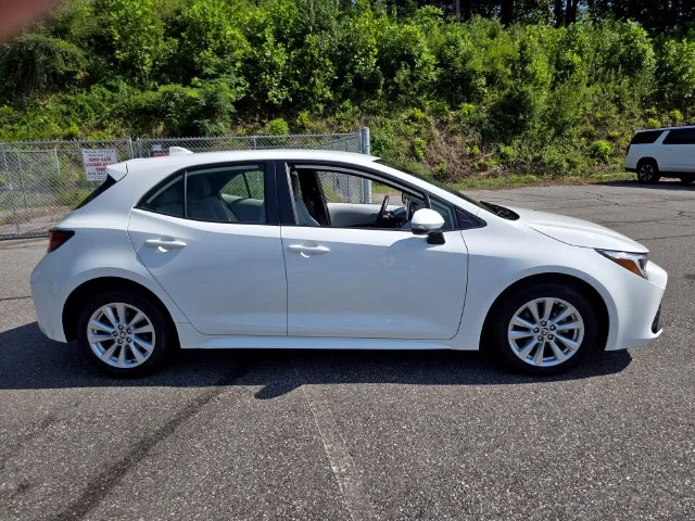 Used 2025 White Toyota SE image 9