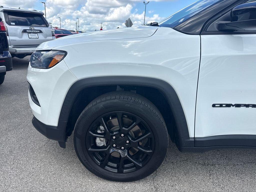 Used 2023 White Jeep Latitude image 12