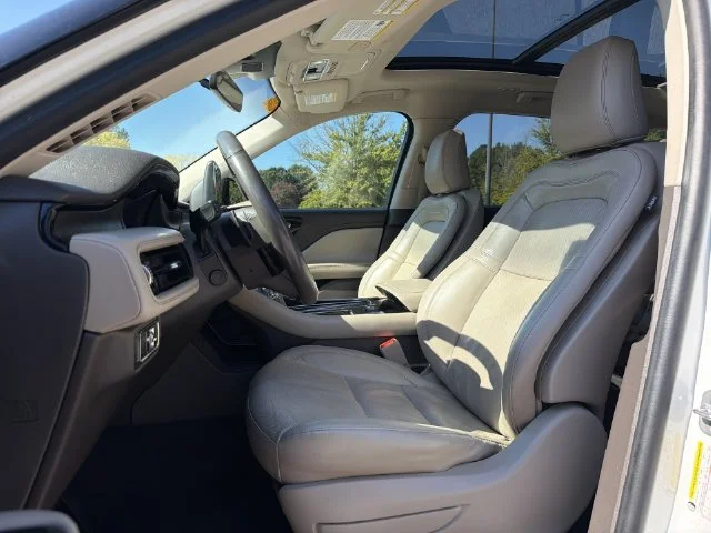 Used 2022 White Lincoln Reserve image 11