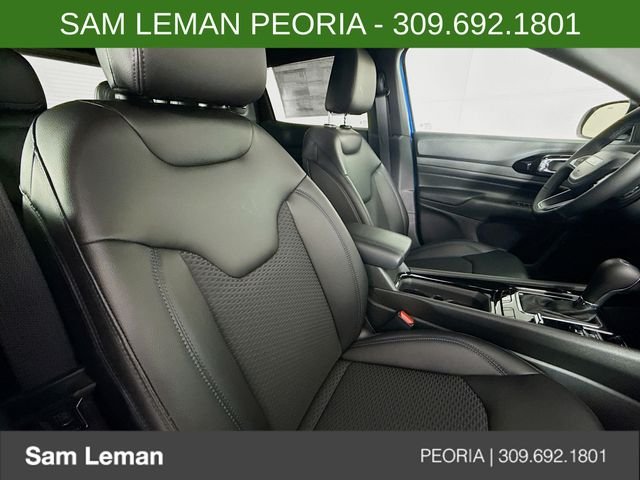 New 2026 Hydro Blue Pearlcoat Jeep Latitude image 23