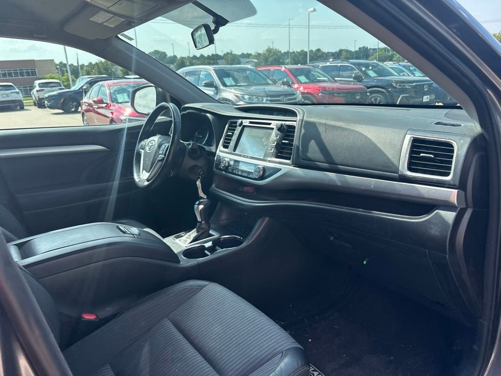 Used 2016 Gray Toyota LE V6 image 23