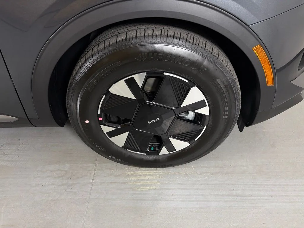 New 2027 Gravity Gray Kia LX image 10