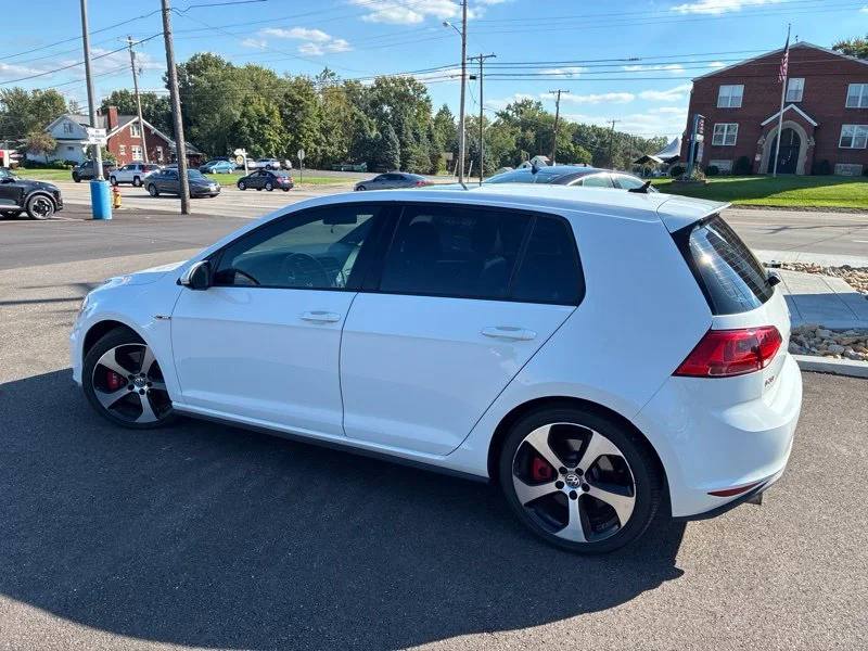 Used 2017 White Volkswagen SE image 3