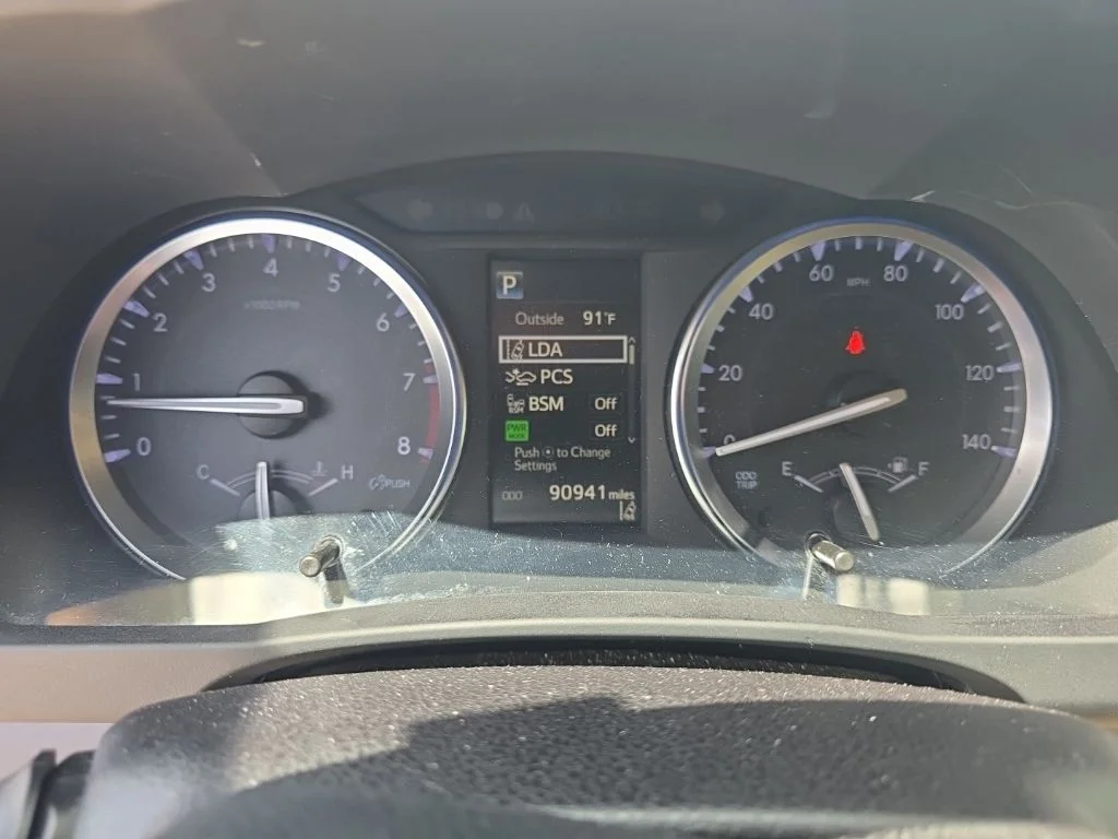Used 2018 White Toyota XLE image 10