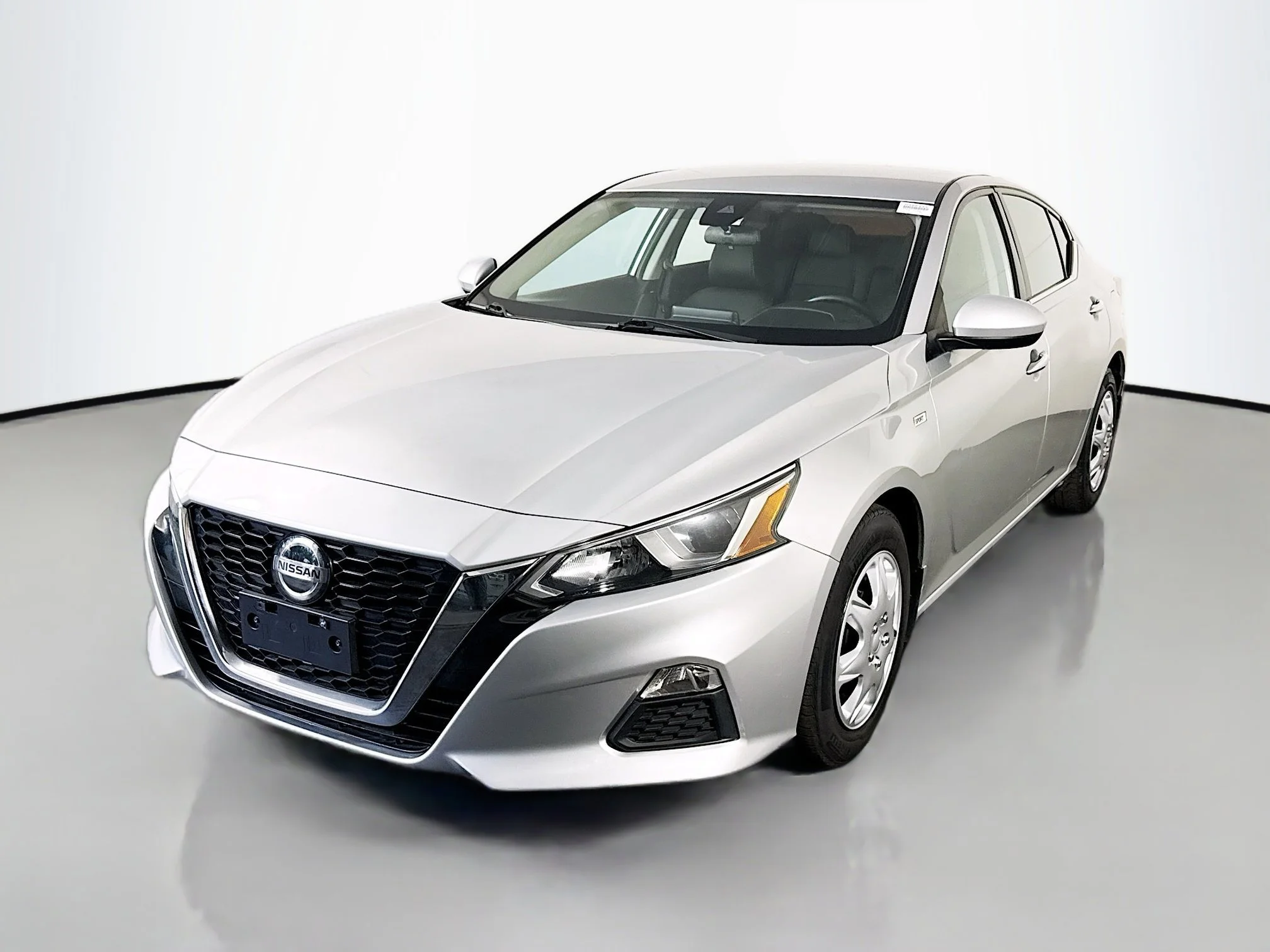 Used 2021 Brilliant Silver Metallic Nissan 2.5 S image 3