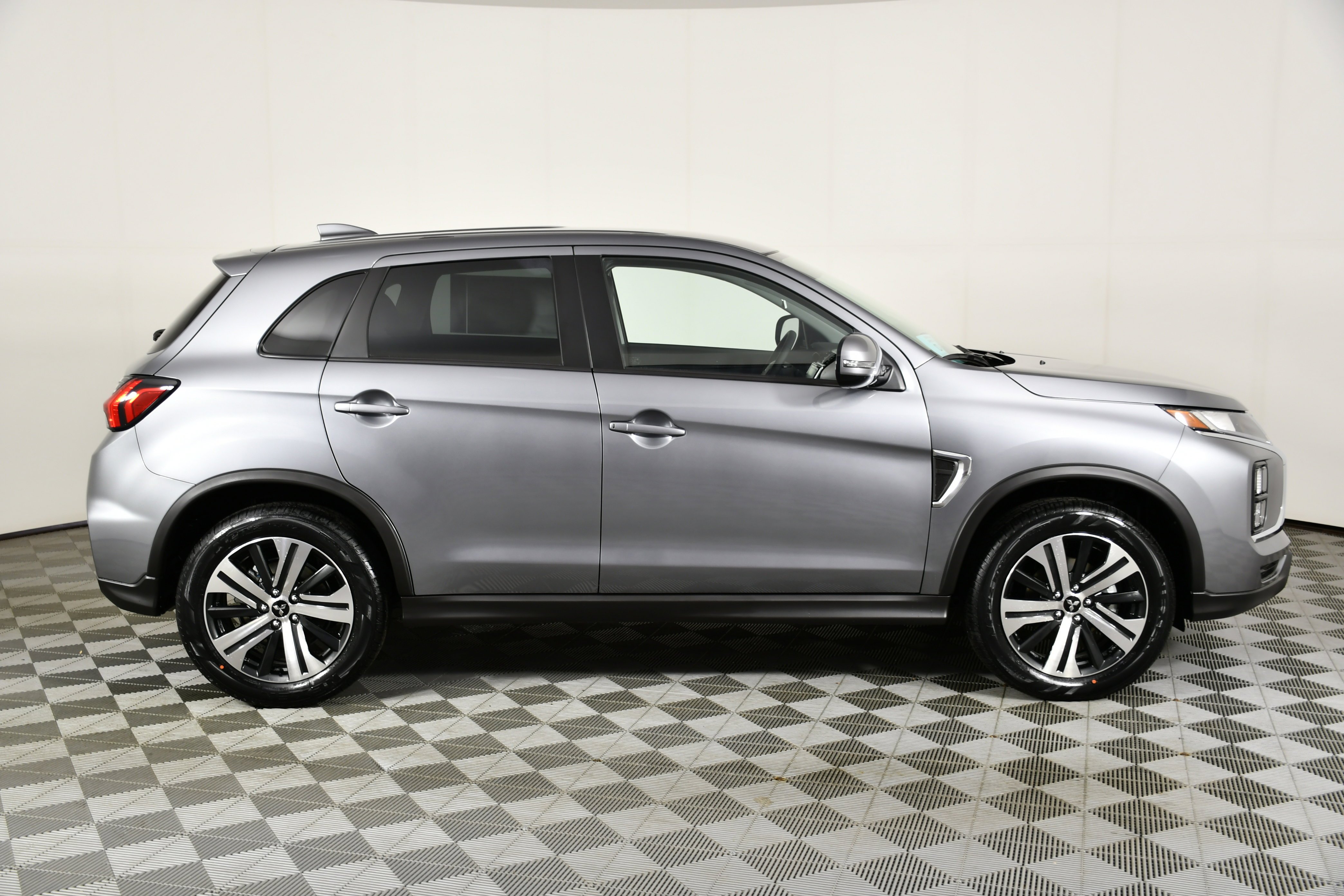 New 2026 Mercury Gray Metallic Mitsubishi SE image 5