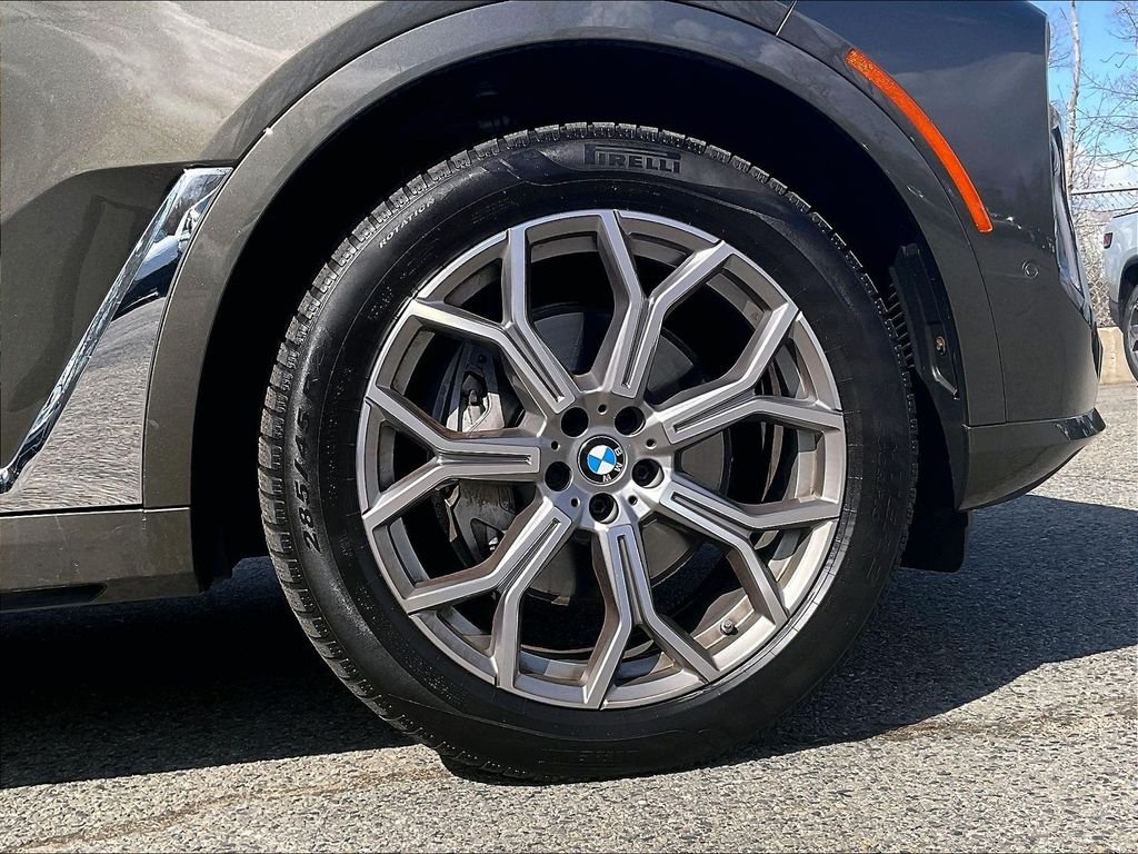 Used 2024 Green BMW xDrive40i image 7