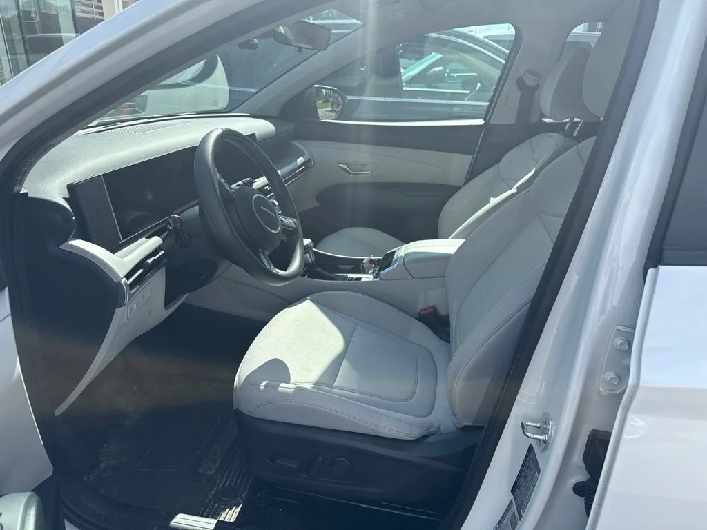 Used 2025 White Hyundai SEL image 6