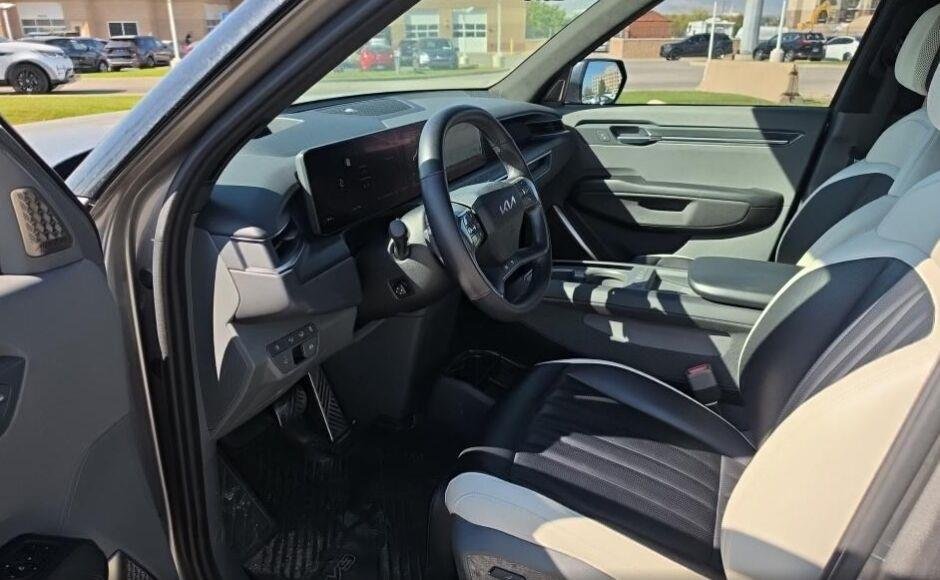 Used 2024 Pebble Gray Kia GT-Line image 3