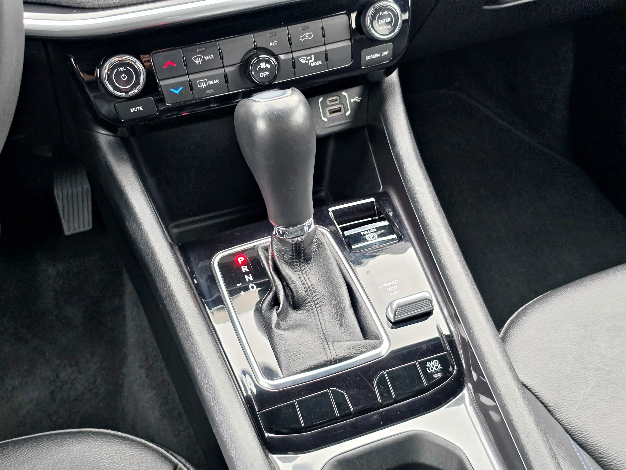 Used 2024 Bright White Clearcoat Jeep Latitude image 18