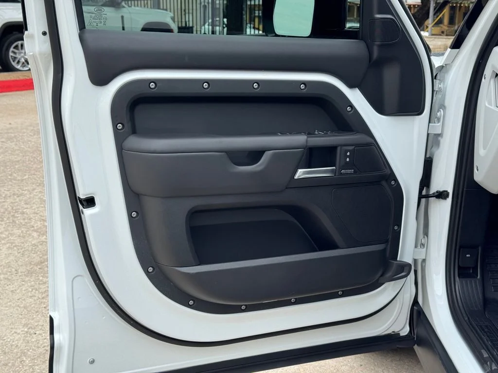 Certified Used 2025 White Land Rover X-Dynamic SE image 17