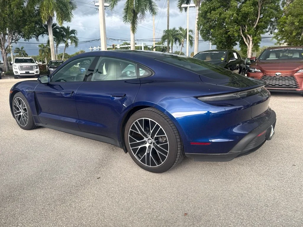 Used 2024  Porsche Base image 4