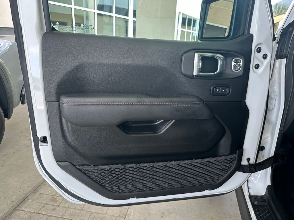 Used 2022 White Jeep Unlimited Rubicon 392 image 11