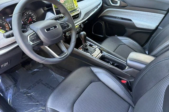 Used 2025 White Jeep Latitude image 10