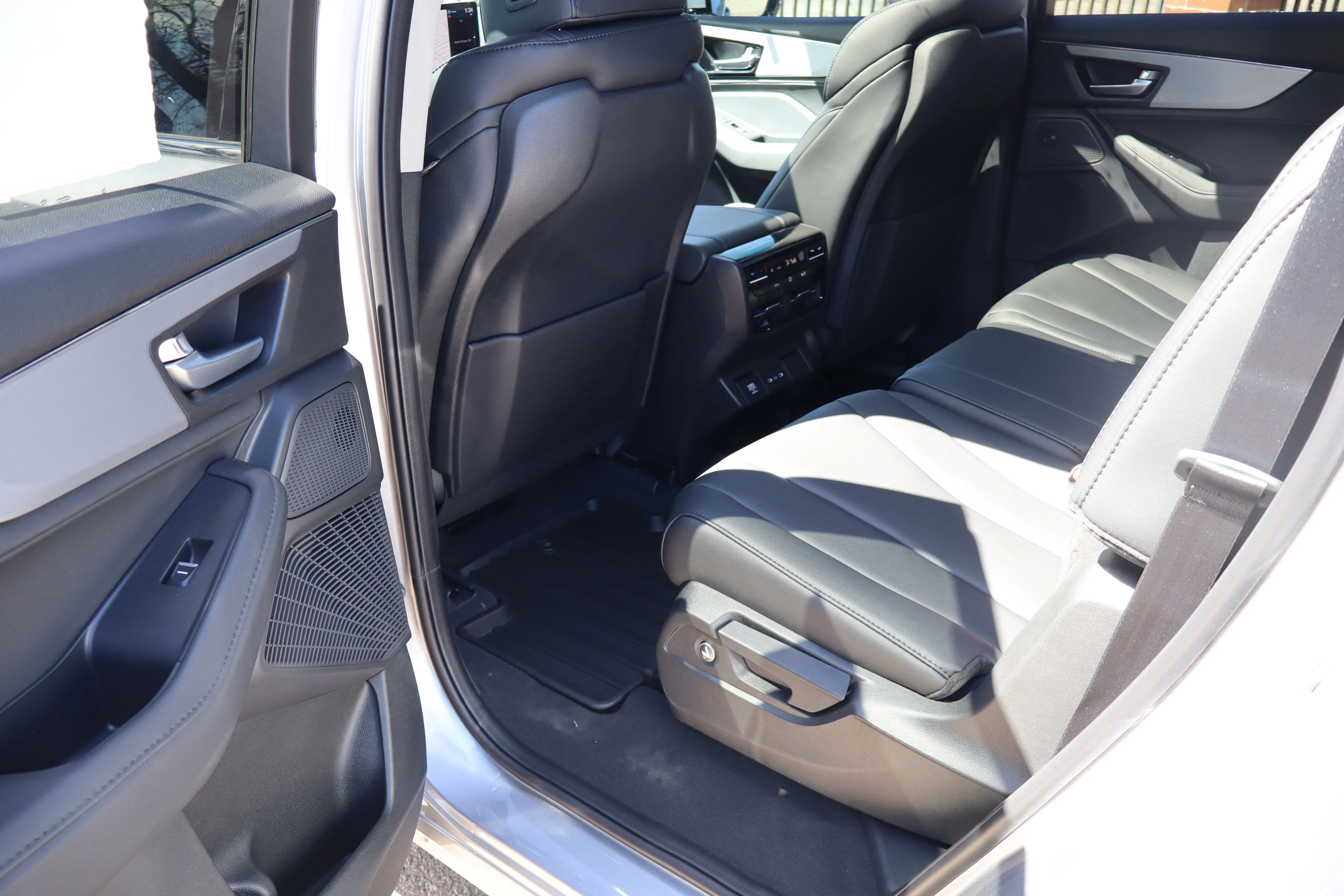 New 2026 Solar Silver Metallic Acura 4MDX image 25