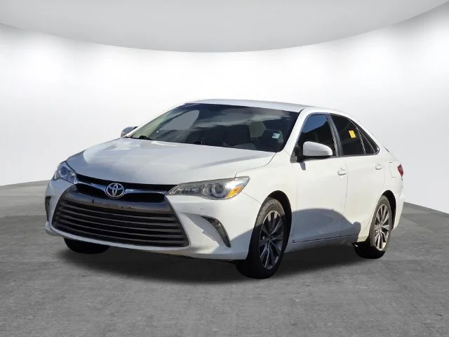 Used 2016 Super White Toyota XLE image 5