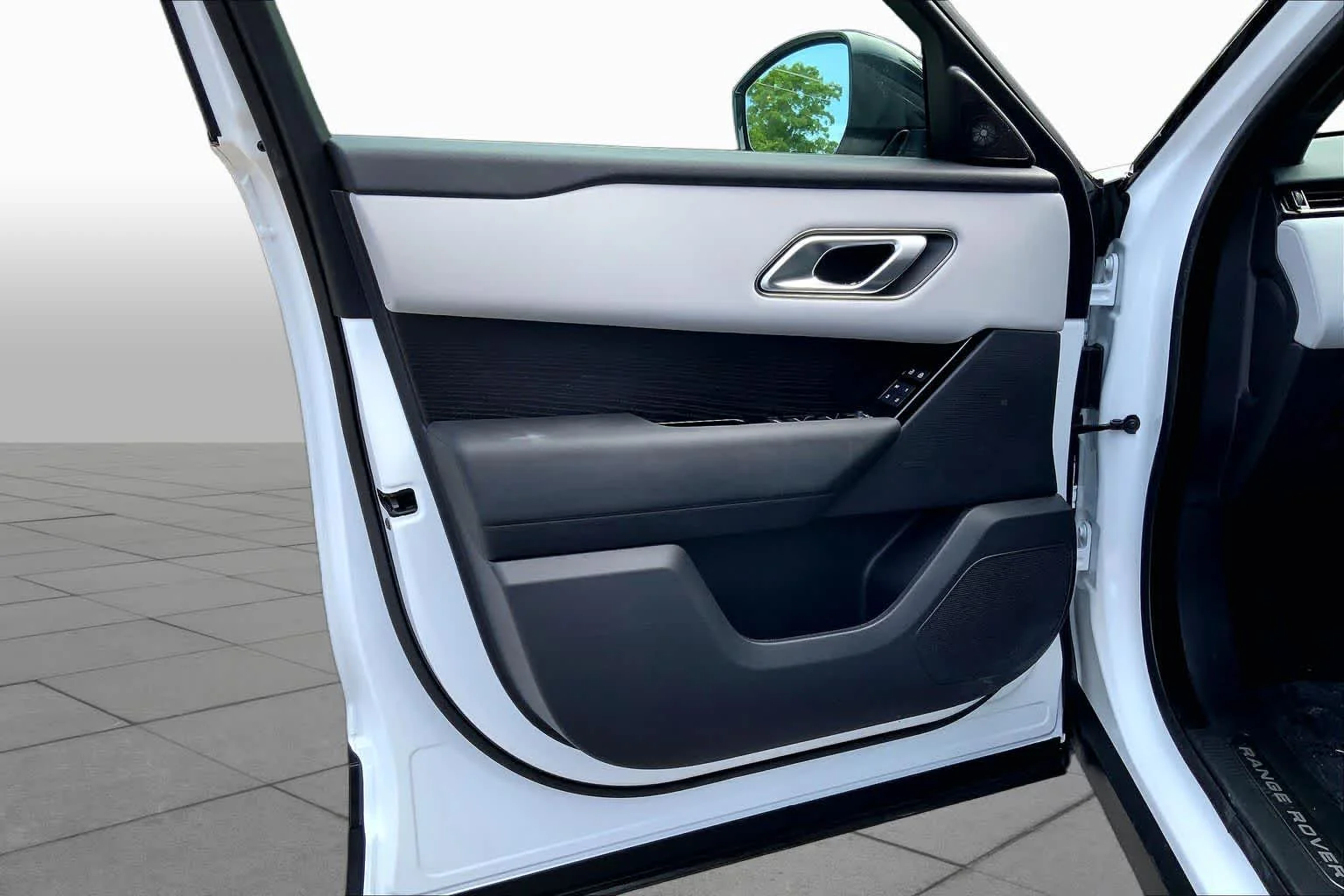 Used 2026 Fuji White Land Rover S image 21