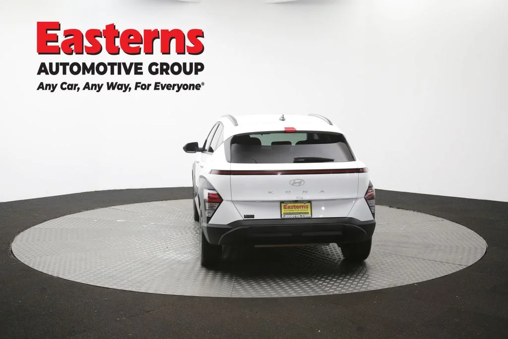 Used 2025 White Hyundai SEL image 39