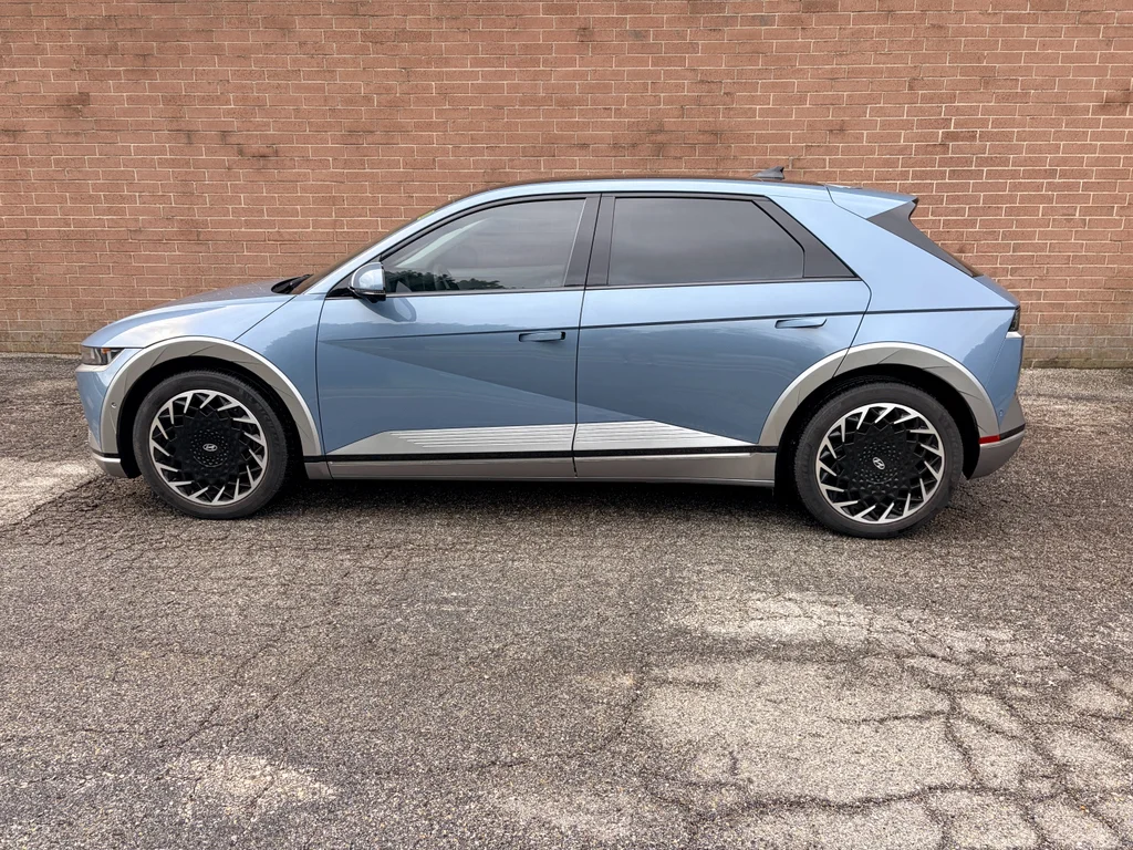 Used 2023 Lucid Blue Hyundai Limited image 2