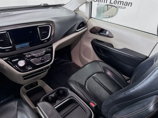 Used 2017 White Chrysler Touring L image 22