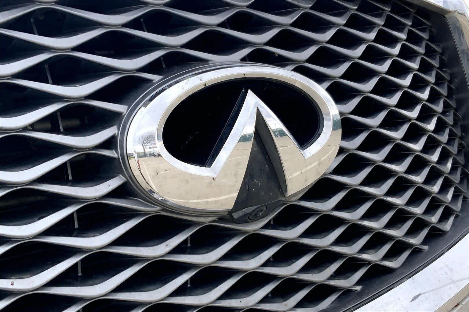 Used 2019 Liquid Platinum INFINITI LUXE image 30