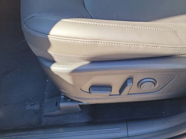 New 2026 Ivory Silver Kia S image 9