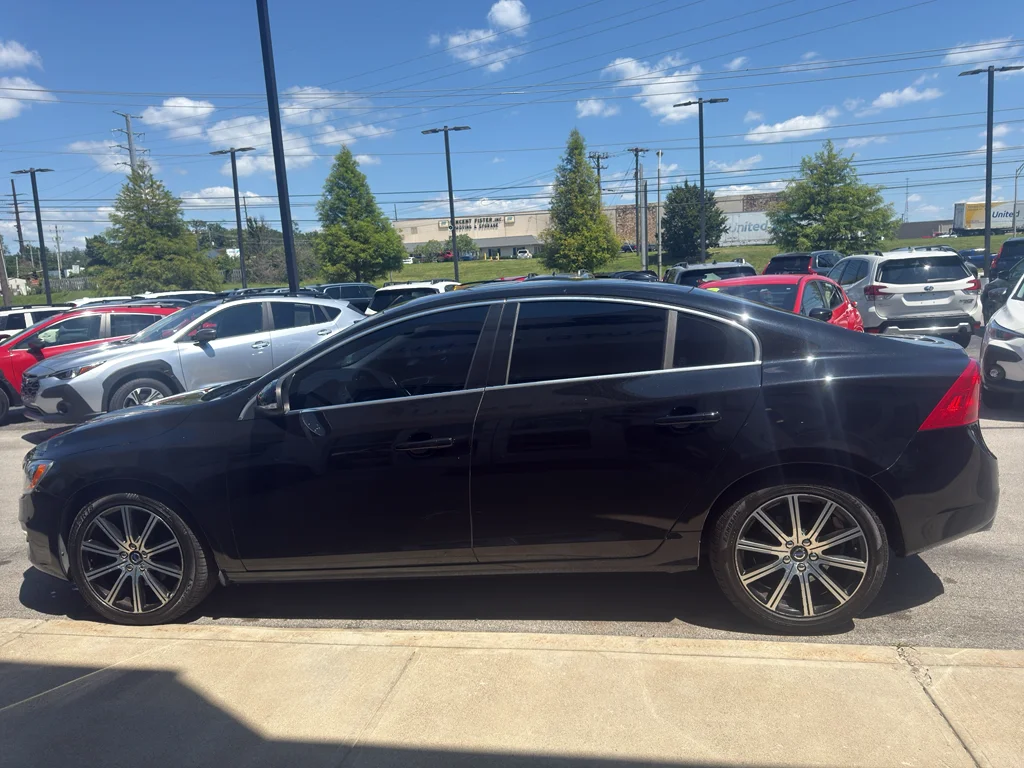 Used 2016 Onyx Black Metallic Volvo T5 Drive-E Premier image 6