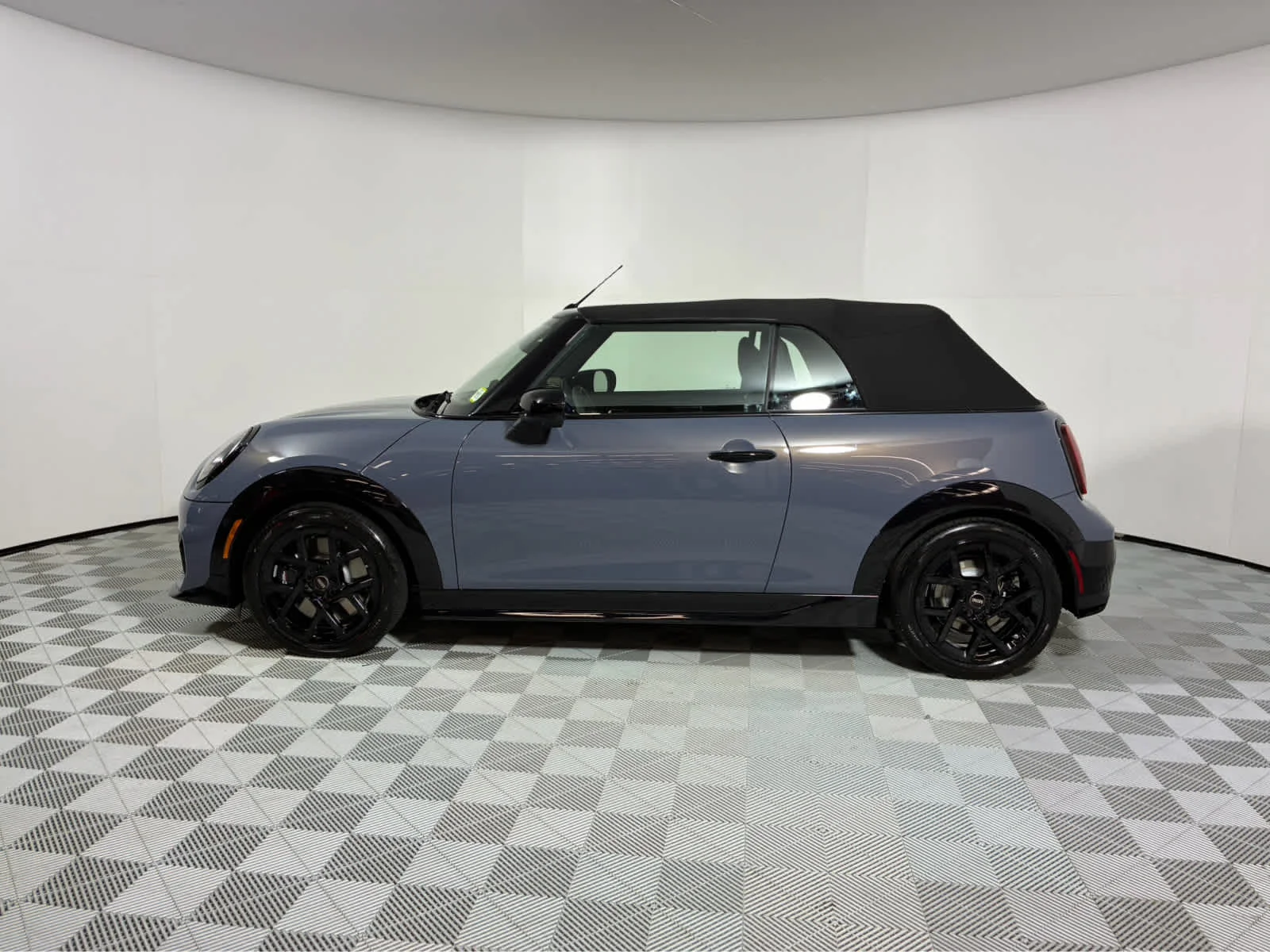 New 2026 Copper Grey Metallic MINI Iconic image 14